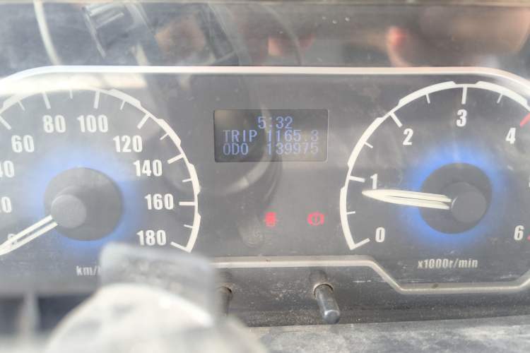 Used SAIC MAXUS Xintu V80 2014 2.5T Aotuntong Short Wheelbase Mid-Roof Model Odometer Close Up