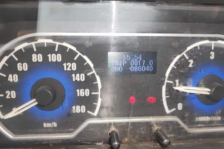 Used SAIC MAXUS Xintu V80 2014 2.5T Aotuntong Short Wheelbase Mid-Roof Model Odometer Close Up
