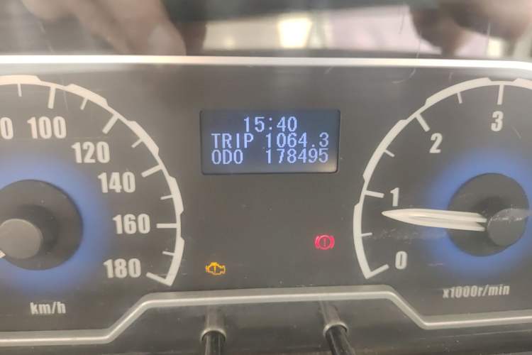 Used SAIC MAXUS Xintu V80 2014 2.5T Aotuntong Short Wheelbase Mid-Roof Model Odometer Close Up