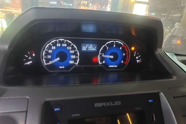 Used SAIC MAXUS Xintu V80 2014 2.5T Aotuntong Long Wheelbase Mid-Roof Model Odometer Close Up