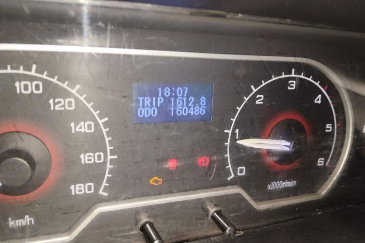 Used SAIC MAXUS Xintu V80 2014 2.5T Aotuntong Short Wheelbase Mid-Roof Model Odometer Close Up
