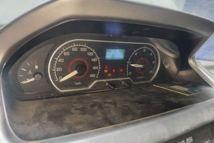 Used SAIC MAXUS Xintu V80 2014 2.5T Aotuntong Short Wheelbase Mid-Roof Model Odometer Close Up