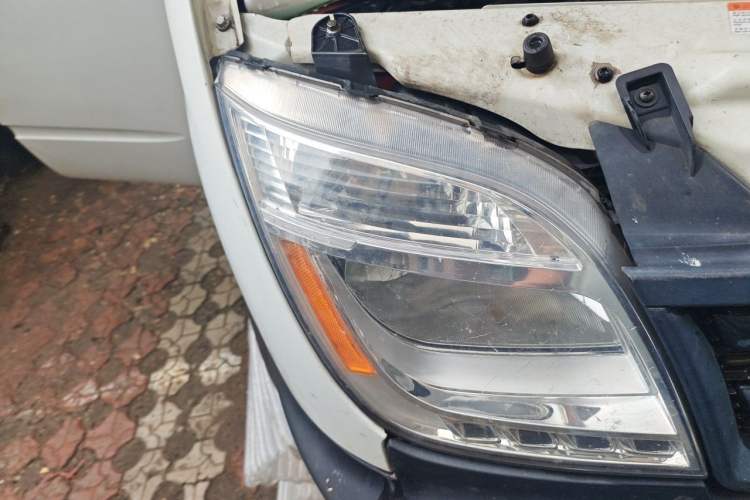Used SAIC MAXUS Xintu V80  Right Front Headlight