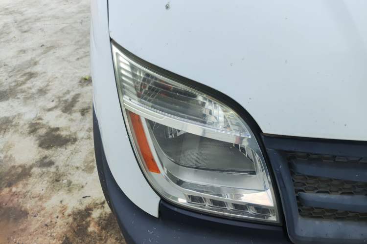 Used SAIC MAXUS Xintu V80 2014 2.5T Aotuntong Short Wheelbase Mid-Roof Model Right Front Headlight