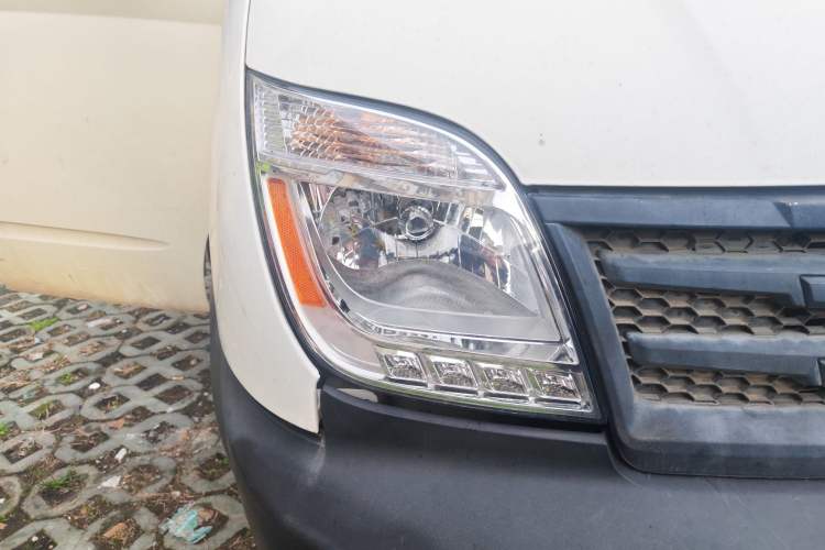 Used SAIC MAXUS Xintu V80 2014 2.5T Aotuntong Short Wheelbase Mid-Roof Model Right Front Headlight