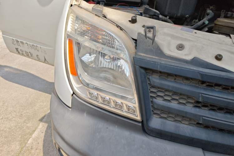 Used SAIC MAXUS Xintu V80 2014 2.5T Aotuntong Short Wheelbase Mid-Roof Model Right Front Headlight