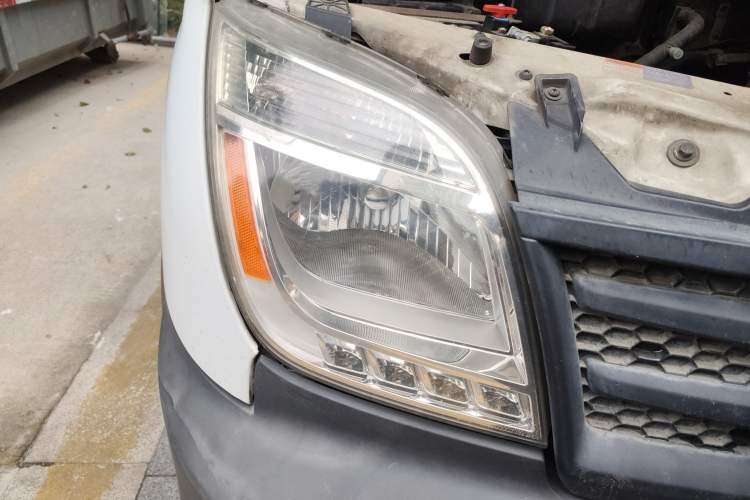 Used SAIC MAXUS Xintu V80 2014 2.5T Aotuntong Short Wheelbase Mid-Roof Model Right Front Headlight