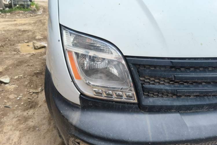 Used SAIC MAXUS Xintu V80 2014 2.5T Aotuntong Short Wheelbase Mid-Roof Model Right Front Headlight