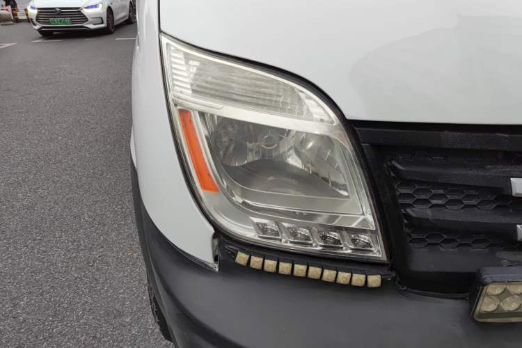 Used SAIC MAXUS Xintu V80 2014 2.5T Aotuntong Short Wheelbase Mid-Roof Model Right Front Headlight