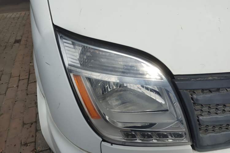 Used SAIC MAXUS Xintu V80 2014 2.5T Aotuntong Short Wheelbase Mid-Roof Model Right Front Headlight