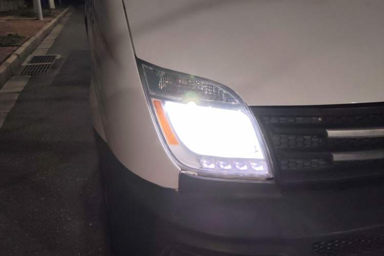 Used SAIC MAXUS Xintu V80 2014 2.5T Aotuntong Short Wheelbase Mid-Roof Model Right Front Headlight