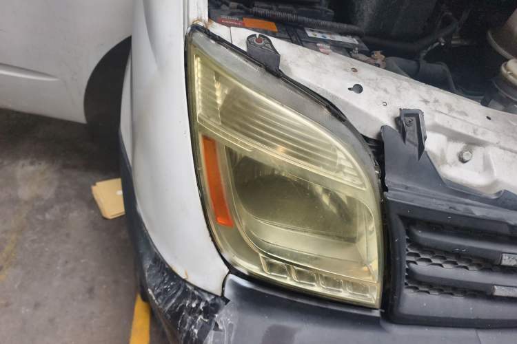 Used SAIC MAXUS Xintu V80 2014 2.5T Aotuntong Short Wheelbase Mid-Roof Model Right Front Headlight
