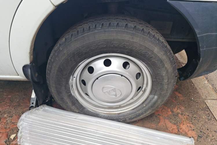 Used SAIC MAXUS Xintu V80  Right Front Wheel Hub