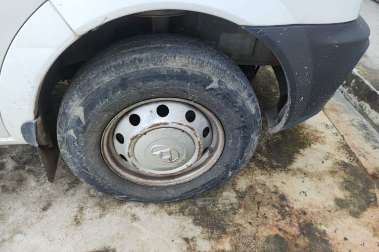 Used SAIC MAXUS Xintu V80 2014 2.5T Aotuntong Short Wheelbase Mid-Roof Model Right Front Wheel Hub