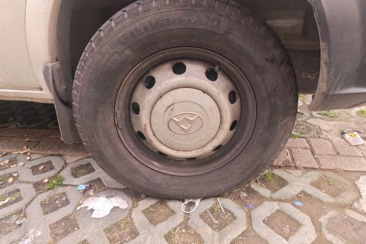 Used SAIC MAXUS Xintu V80 2014 2.5T Aotuntong Short Wheelbase Mid-Roof Model Right Front Wheel Hub