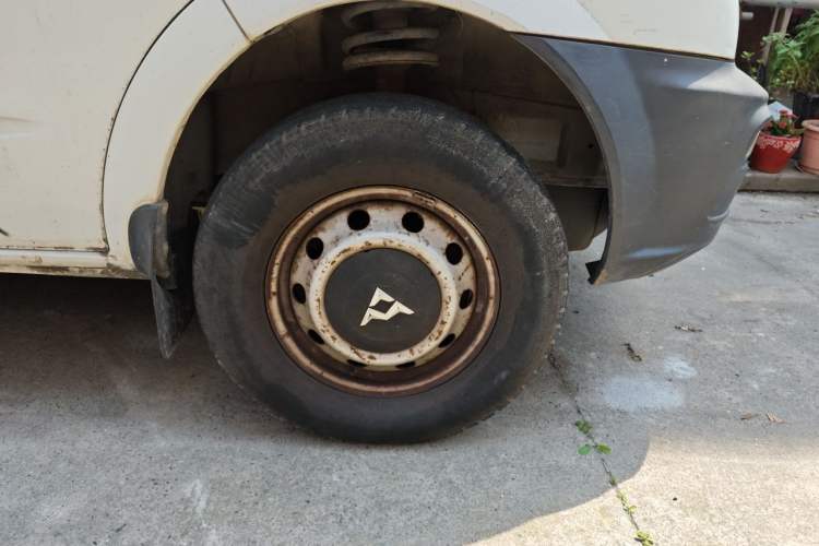 Used SAIC MAXUS Xintu V80 2014 2.5T Aotuntong Short Wheelbase Mid-Roof Model Right Front Wheel Hub