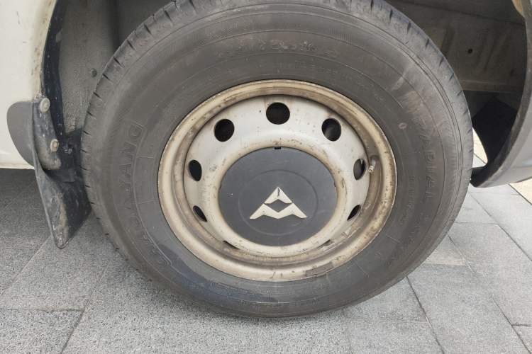 Used SAIC MAXUS Xintu V80 2014 2.5T Aotuntong Short Wheelbase Mid-Roof Model Right Front Wheel Hub