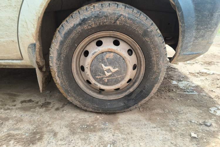 Used SAIC MAXUS Xintu V80 2014 2.5T Aotuntong Short Wheelbase Mid-Roof Model Right Front Wheel Hub