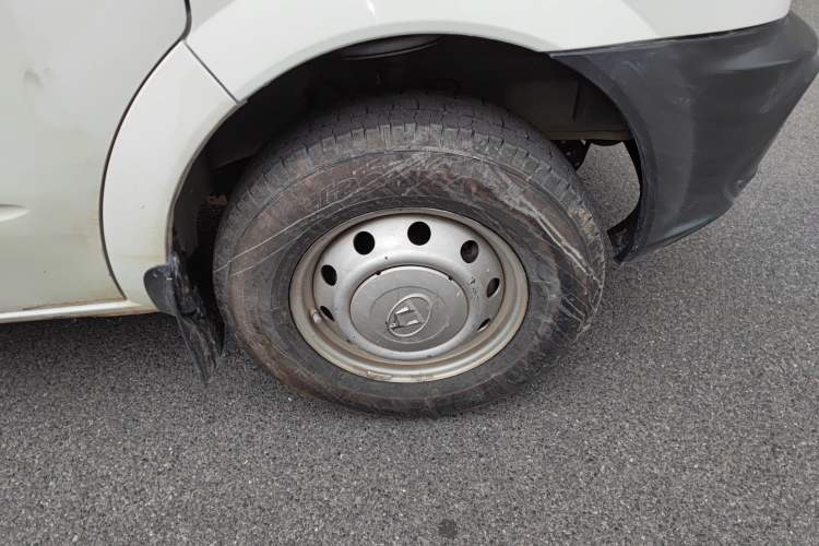Used SAIC MAXUS Xintu V80 2014 2.5T Aotuntong Short Wheelbase Mid-Roof Model Right Front Wheel Hub