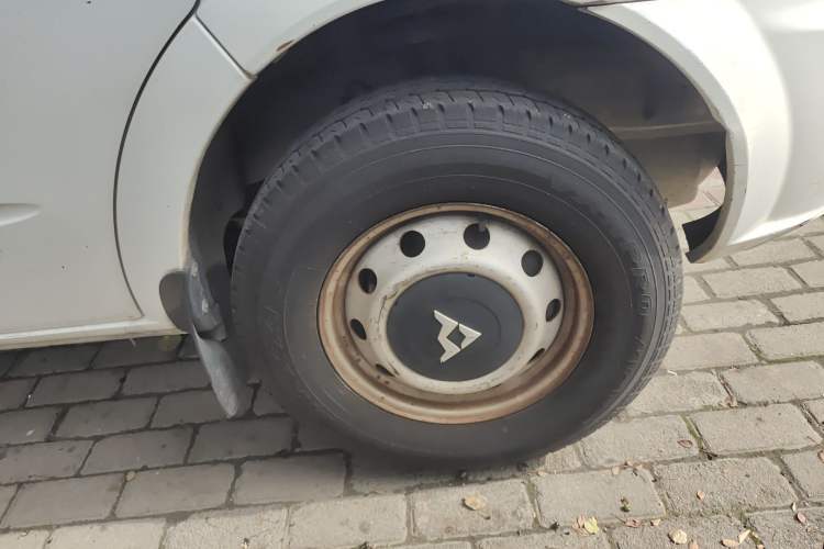 Used SAIC MAXUS Xintu V80 2014 2.5T Aotuntong Short Wheelbase Mid-Roof Model Right Front Wheel Hub
