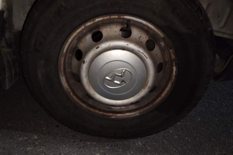 Used SAIC MAXUS Xintu V80 2014 2.5T Aotuntong Short Wheelbase Mid-Roof Model Right Front Wheel Hub
