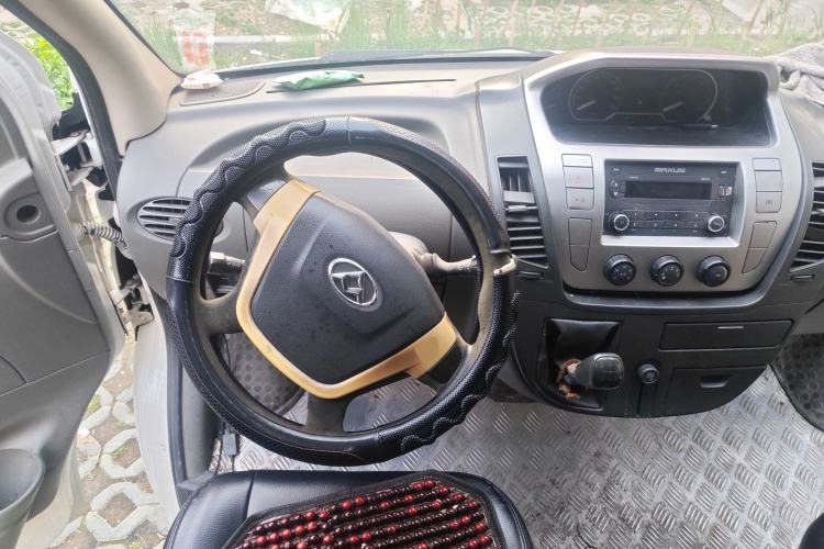 Used SAIC MAXUS Xintu V80 2014 2.5T Aotuntong Short Wheelbase Mid-Roof Model Steering Wheel