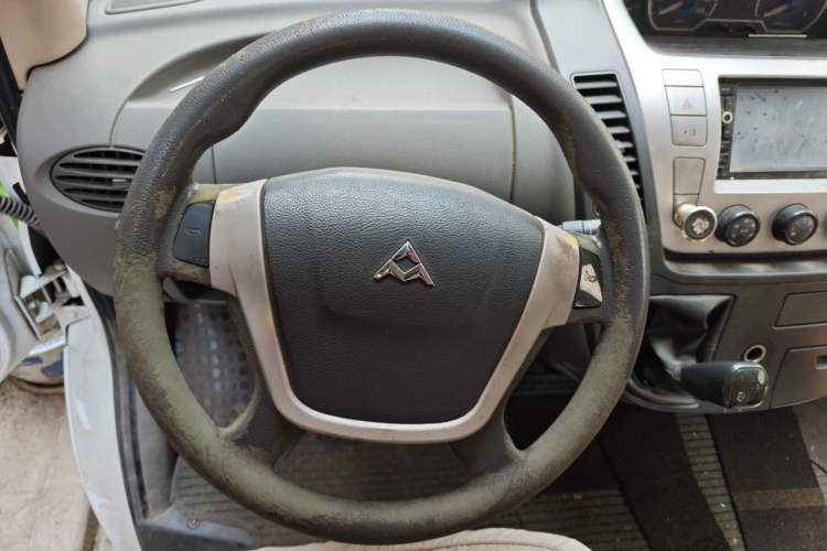 Used SAIC MAXUS Xintu V80 2014 2.5T Aotuntong Short Wheelbase Mid-Roof Model Steering Wheel