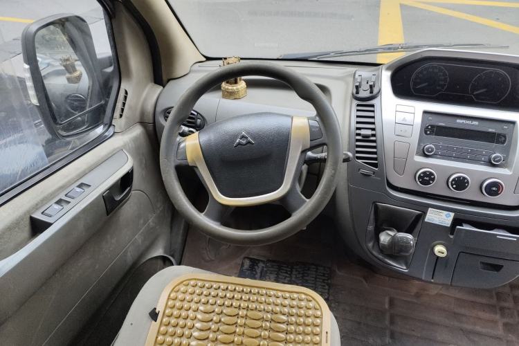 Used SAIC MAXUS Xintu V80 2014 2.5T Aotuntong Short Wheelbase Mid-Roof Model Steering Wheel