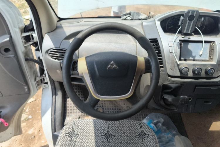Used SAIC MAXUS Xintu V80 2014 2.5T Aotuntong Short Wheelbase Mid-Roof Model Steering Wheel