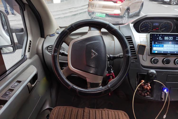 Used SAIC MAXUS Xintu V80 2014 2.5T Aotuntong Short Wheelbase Mid-Roof Model Steering Wheel