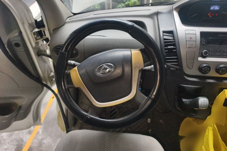 Used SAIC MAXUS Xintu V80 2014 2.5T Aotuntong Short Wheelbase Mid-Roof Model Steering Wheel