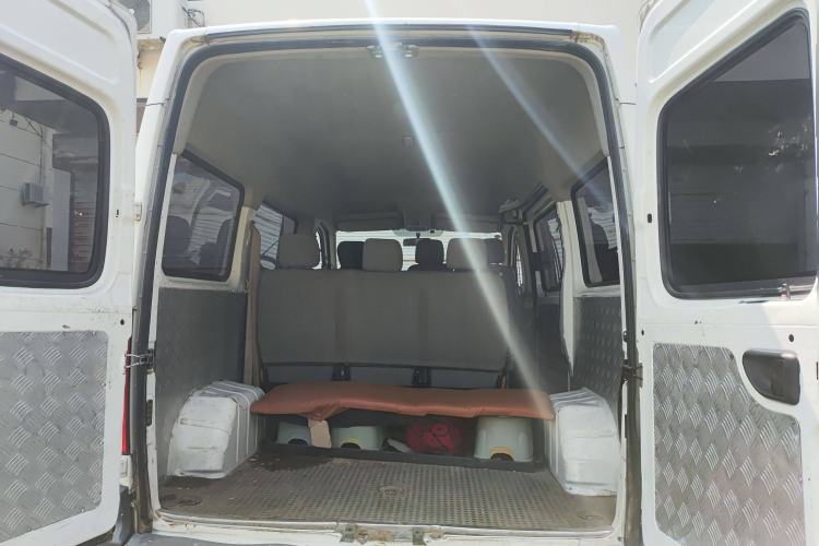 Used SAIC MAXUS Xintu V80 2014 2.5T Aotuntong Short Wheelbase Mid-Roof Model Trunk