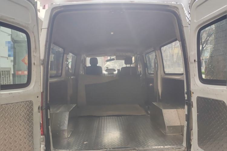 Used SAIC MAXUS Xintu V80 2014 2.5T Aotuntong Short Wheelbase Mid-Roof Model Trunk