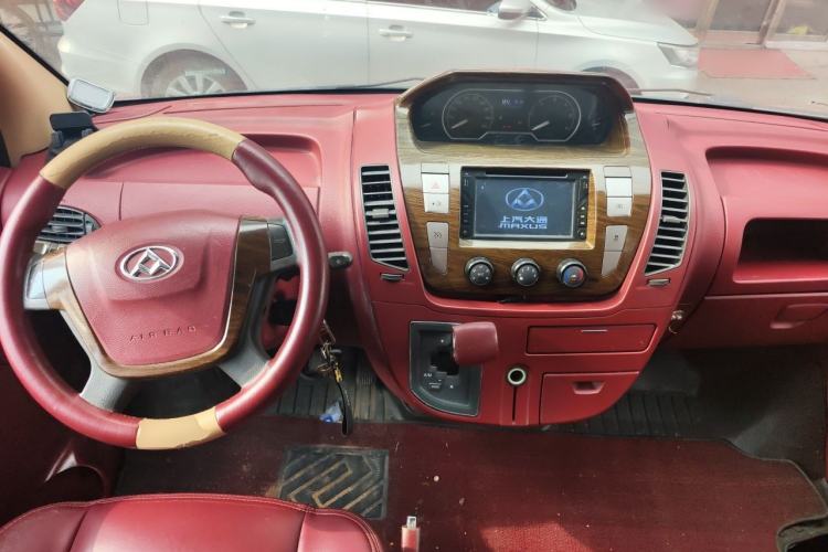 Used SAIC MAXUS Xintu V80 2015 2.5T Manual Aoyuntong Version Short Wheelbase Low Roof Center Console