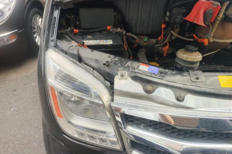 Used SAIC MAXUS Xintu V80 2015 2.5T Manual Aoyuntong Version Short Wheelbase Low Roof Engine Bay Right
