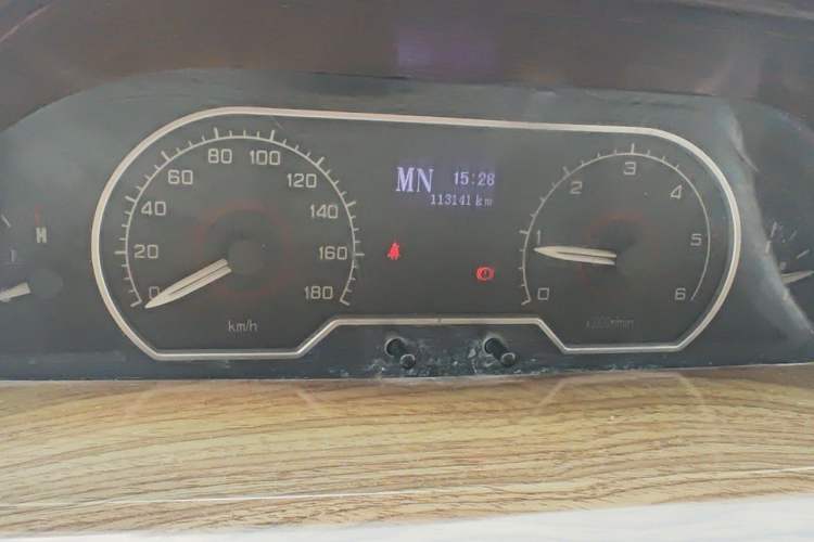 Used SAIC MAXUS Xintu V80 2015 2.5T Manual Aoyuntong Version Short Wheelbase Low Roof Instrument Cluster