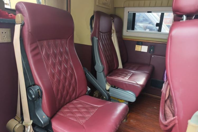 Used SAIC MAXUS Xintu V80 2015 2.5T Manual Aoyuntong Version Short Wheelbase Low Roof Left Rear Seat
