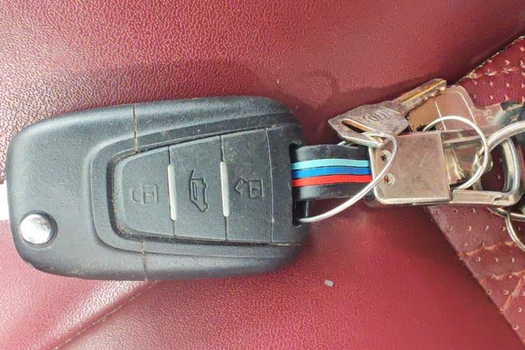Used SAIC MAXUS Xintu V80 2015 2.5T Manual Aoyuntong Version Short Wheelbase Low Roof Vehicle Key