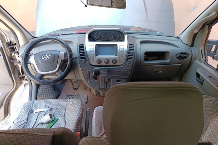 Used SAIC MAXUS Xintu V80 2015 2.5T AMT Aoyuntong Edition Short Wheelbase Mid-Height Center Console