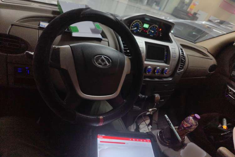 Used SAIC MAXUS Xintu V80 2015 2.5T Manual Zunjie Edition Short Wheelbase Low Roof Center Console