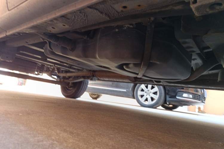 Used SAIC MAXUS Xintu V80 2015 2.5T AMT Aoyuntong Edition Short Wheelbase Mid-Height Chassis Front Right