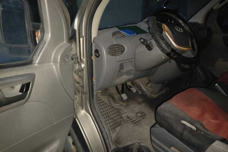 Used SAIC MAXUS Xintu V80 2015 2.5T Manual Aoyuntong Version Short Wheelbase Mid-Roof Driver Seat