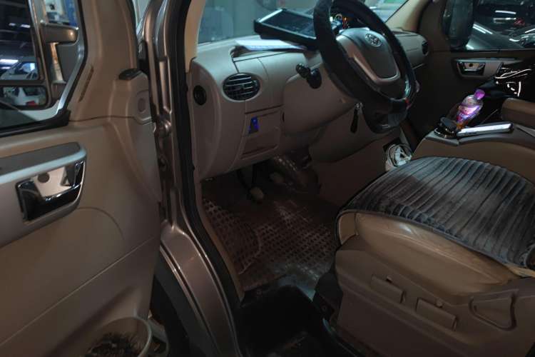 Used SAIC MAXUS Xintu V80 2015 2.5T Manual Zunjie Edition Short Wheelbase Low Roof Driver Seat