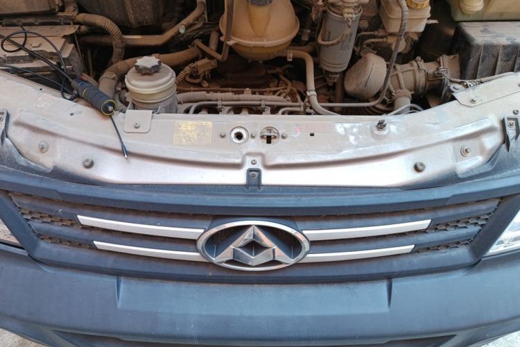 Used SAIC MAXUS Xintu V80 2015 2.5T AMT Aoyuntong Edition Short Wheelbase Mid-Height Engine Bay