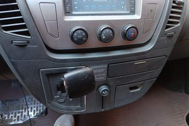 Used SAIC MAXUS Xintu V80 2015 2.5T AMT Aoyuntong Edition Short Wheelbase Mid-Height Gear Lever