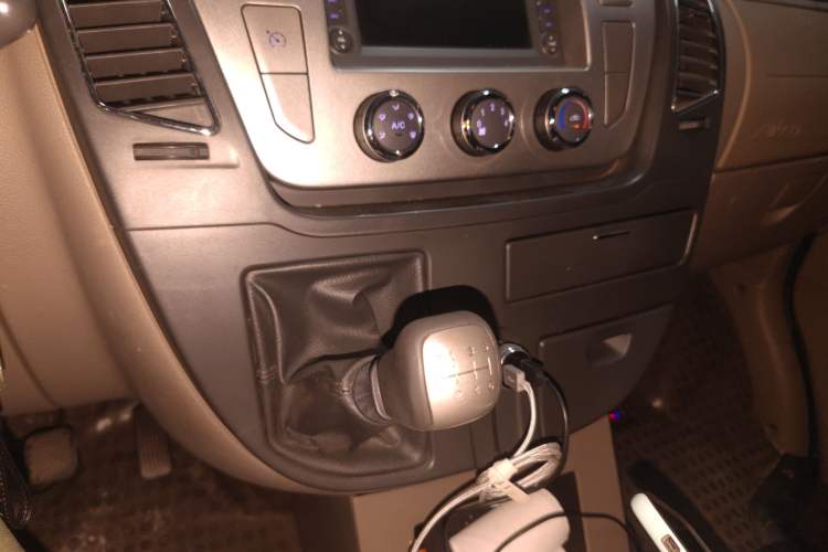 Used SAIC MAXUS Xintu V80 2015 2.5T Manual Zunjie Edition Short Wheelbase Low Roof Gear Lever