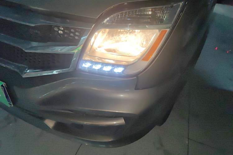 Used SAIC MAXUS Xintu V80 2015 2.5T Manual Zunjie Edition Short Wheelbase Low Roof Left Front Headlight