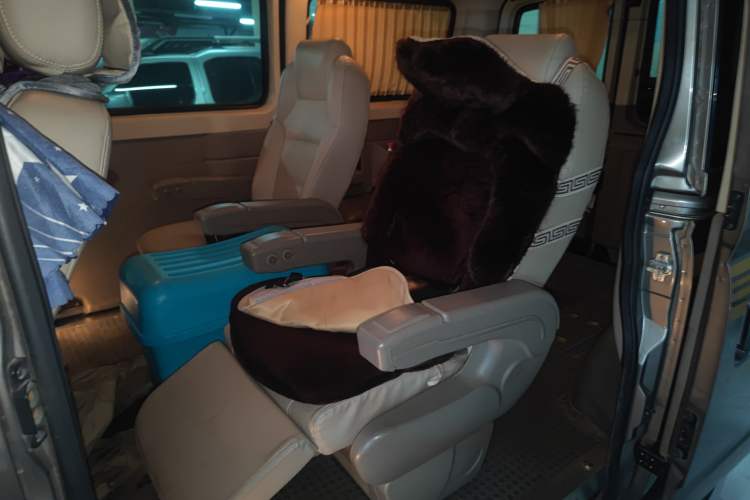 Used SAIC MAXUS Xintu V80 2015 2.5T Manual Zunjie Edition Short Wheelbase Low Roof Left Rear Seat
