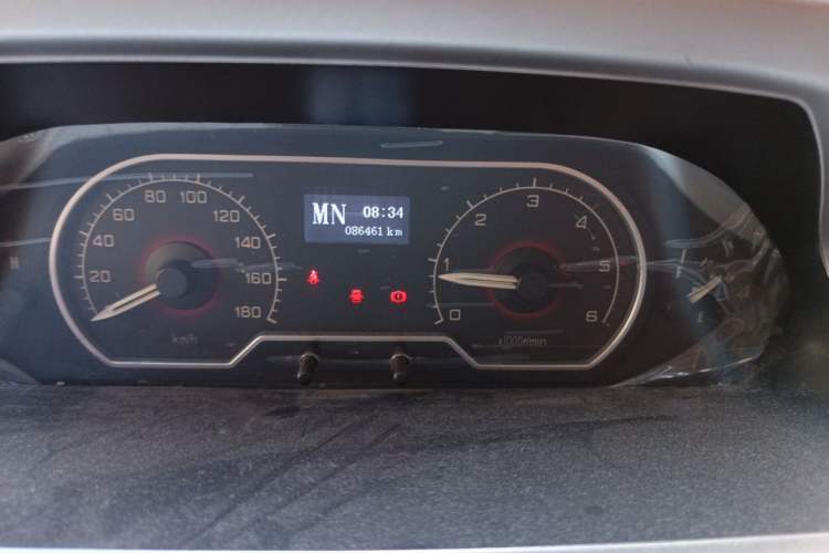 Used SAIC MAXUS Xintu V80 2015 2.5T AMT Aoyuntong Edition Short Wheelbase Mid-Height Odometer Close Up