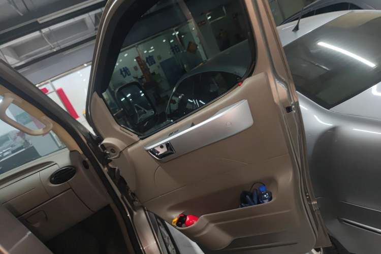 Used SAIC MAXUS Xintu V80 2015 2.5T Manual Zunjie Edition Short Wheelbase Low Roof Right Front Door Interior